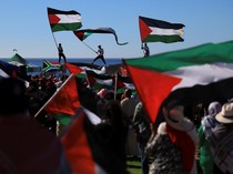 Video: Bendera Palestina Raksasa Berkibar di Festival Perang Tomat Spanyol