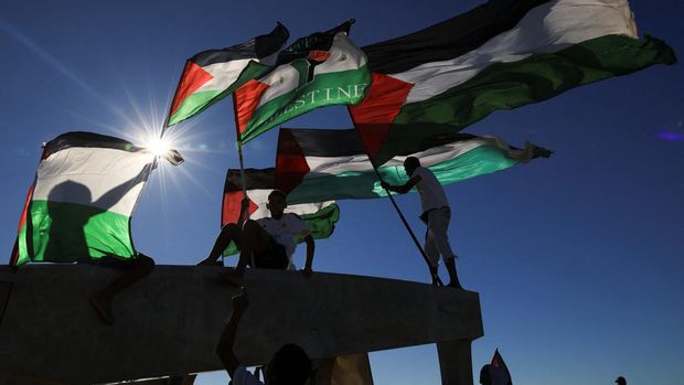 Pro-Palestinian demonstrators hold Palestinian flags, as they take part in a protest against U.S. President Donald Trump's plan to resettle Palestinians from Gaza, in Cape Town, South Africa, February 22, 2025. REUTERS/Esa Alexander