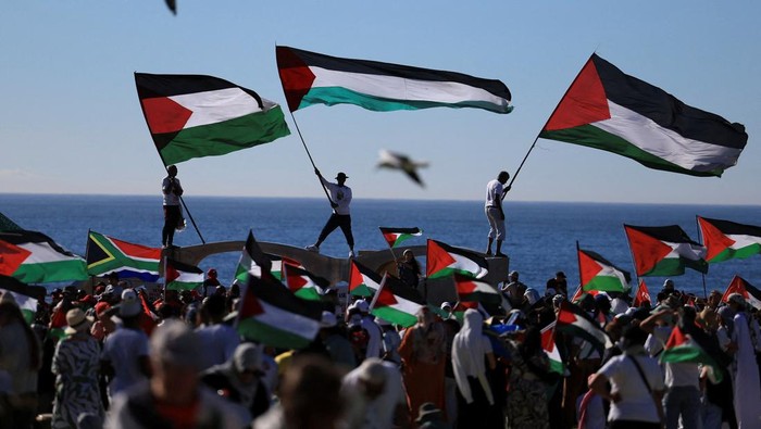Protes Donald Trump, Warga Cape Town Kibarkan Bendera Palestina Pro-Palestinian demonstrators hold Palestinian flags, as they take part in a protest against U.S. President Donald Trump's plan to resettle Palestinians from Gaza, in Cape Town, South Africa, February 22, 2025. REUTERS/Esa Alexander