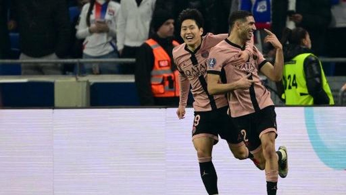 Hakimi (kanan) merayakan gol ketiga PSG bersama Lee Kang-in. Foto: AFP/OLIVIER CHASSIGNOLE