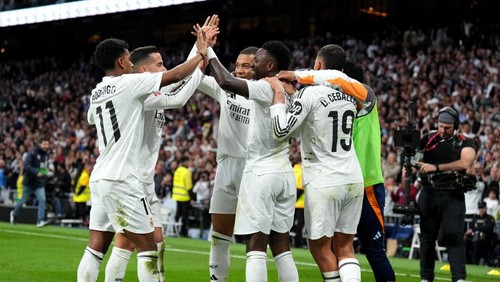 MADRID, SPAIN - FEBRUARY 23: Vinicius Junior of Real Madrid celebrates scoring his teams second goal with teammates during the LaLiga match between Real Madrid CF and Girona FC at Estadio Santiago Bernabeu on February 23, 2025 in Madrid, Spain. (Photo by Angel Martinez/Getty Images)