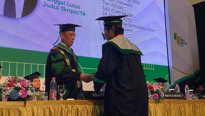 Rektor UICI saat momen wisuda