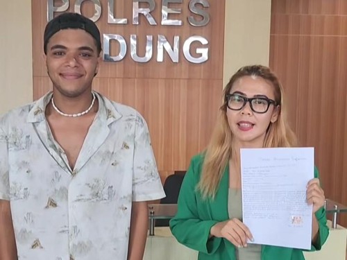 Reni, pemilik salon di Kerobokan, Kuta Utara, menerima maaf WN Mesir yang merusak kaca salonnya. Mereka mendatangi Polres Badung, Senin (24/2/2025). (Foto: Tangkapan layar)