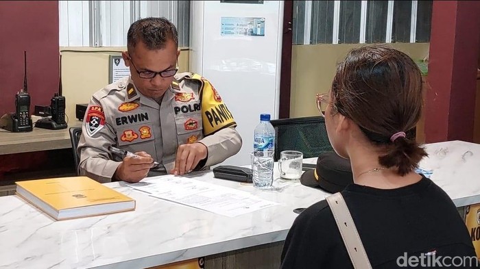 Resca Novalia (27) melapor ke polisi usai motornya diduga dibawa kabur teman wanita ayahnya.
