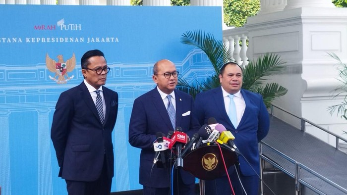Rosan Roeslani (tengah) Kepala Danantara