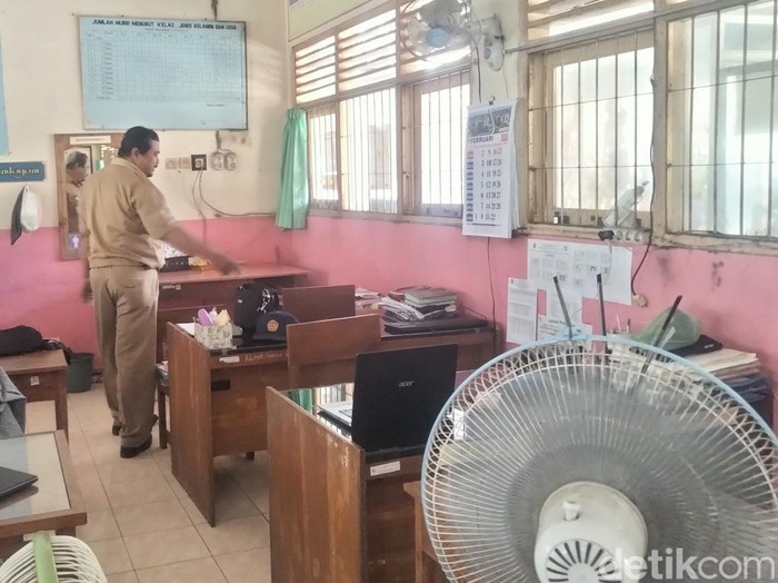 Ruangan di SDN Karangmojo II, Gunungkidul, saat menunjukkan lokasi pencurian di salah satu ruang, Senin (24/2/2025).