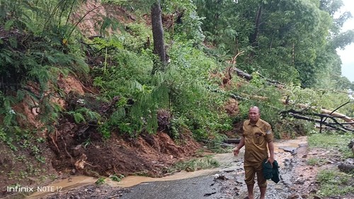 Ruas jalan di Desa Golo Wune, Kecamatan Lamba Leda Selatan, Manggarai Timur, Nusa Tenggara Timur (NTT), tertimbun material longsor dan pohon tumbang, Senin (24/2/2024).