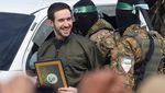 Sandera Israel Cium Kepala Militan Hamas Saat Dibebaskan