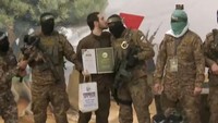 Adegan mencolok yang terekam kamera ini menyoroti perlakuan perlawanan Palestina yang baik terhadap tawanan Israel. (REUTERS/Reuters TV)