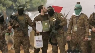 Sandera Israel Cium Kepala Militan Hamas Saat Dibebaskan