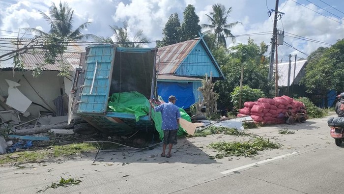 Sebuah truk di Barru menabrak rumah warga.