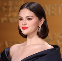 Untuk semakin memperkuat kesan mewah, Gomez mengenakan perhiasan berlian, termasuk anting berbentuk bunga dan beberapa cincin bertumpuk. Sepasang stiletto hitam bertali menyempurnakan penampilannya. Foto: Los Angeles Times via Getty Images/Christina House