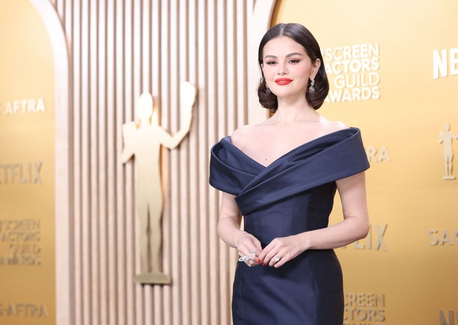 Dalam sebuah komentar di TikTok pada November 2024 yang dihapus, Selena mengungkapkan rasa frustrasinya: “Aku muak dengan segala komentar. Aku punya SIBO di usus kecilku. Kondisiku sering kambuh.” Ia juga menegaskan, “Aku tidak peduli jika aku tidak terlihat seperti sosok yang kurus. Aku tidak memiliki tubuh itu. Titik. Foto: Los Angeles Times via Getty Imag/Christina House