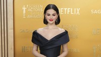 Selena Gomez debut di daftar ini, langsung dengan kekayaan yang gak main-main: USD 700 juta alias sekitar Rp 11 triliun! Sumber cuan Selena dari brand makeup kesayangannya, Rare Beauty.Foto: Jordan Strauss/Invision/AP/Jordan Strauss