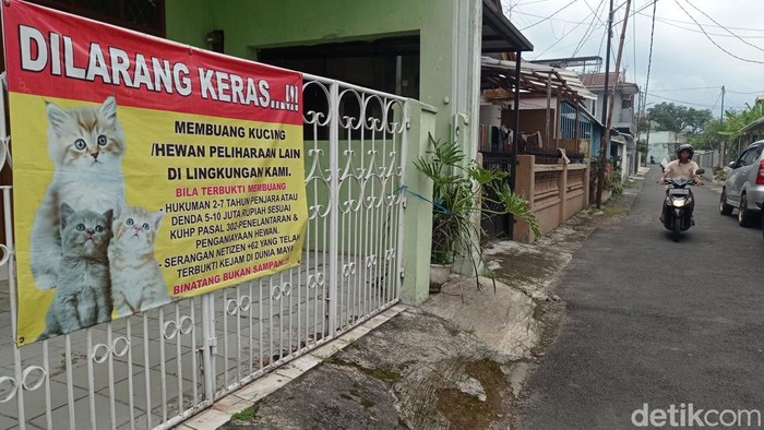 Spanduk larangan membuang kucing di Kampung Jajaway Kecil, Kelurahan Tawangsari, Kecamatan Tawang Kota Tasikmalaya