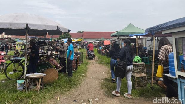 Surya di lapak burungnya dan suasana Pasar Ayam Cirebon