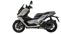 Ukuran velgnya tidak sama. Bagian depan memiliki ukuran 14 inci dengan ban 110/70-14, sedangkan bagian belakang memiliki velg 13 inci dan ban 130/70-13. Berat skuter tersebut mencapai 136 kg. Foto: Dok. Istimewa