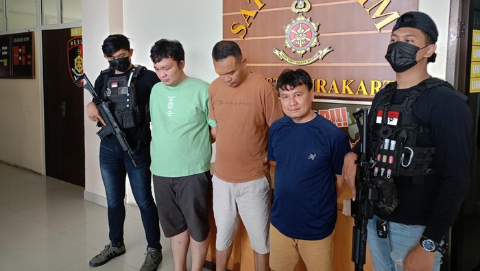 Tiga pelaku ganjal ATM saat diamankan di Mapolresta Solo. Foto diunggah Senin (24/2/2025).
