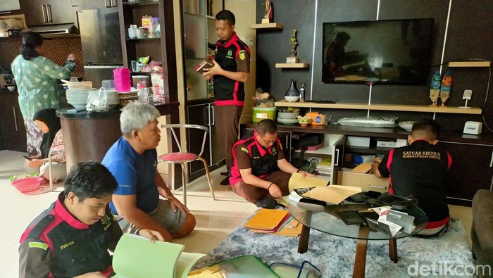 Tim penyidik Kejari Muba melakukan penggeledagan di rumah mantan Pegawai BPN Muba