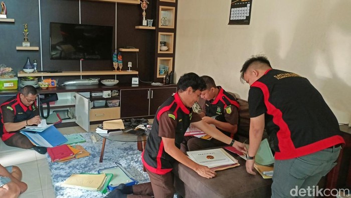 Tim penyidik Kejari Muba saat menggeledah rumah AM.