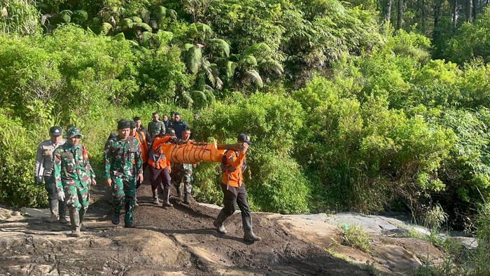Tim SAR gabungan mengevakuasi pendaki jatuh ke dasar jurang sedalam 100 meter di jalur Gunung Slamet, Senin (24/2/2025).