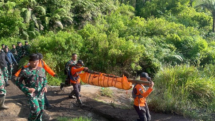 Tim SAR gabungan mengevakuasi pendaki jatuh ke dasar jurang sedalam 100 meter di jalur Gunung Slamet, Senin (24/2/2025).