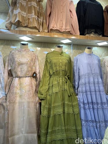 Toko Airin Fashion LT. 2 Blok F50 No.2, Thamrin City menjual dres cantik untuk Lebaran.