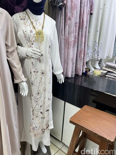 Toko Al-Hidayat Blok B LT. SLH LOS G No. 108 Tanah Abang menjual koleksi baju muslim, gamis hingga tunik.