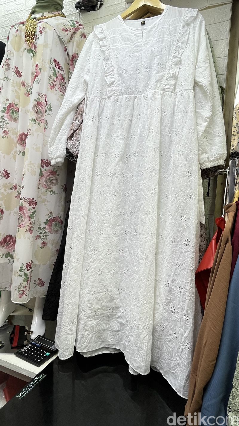 Toko Al-Hidayat Blok B LT. SLH LOS G No. 108 Tanah Abang menjual koleksi baju muslim, gamis hingga tunik.