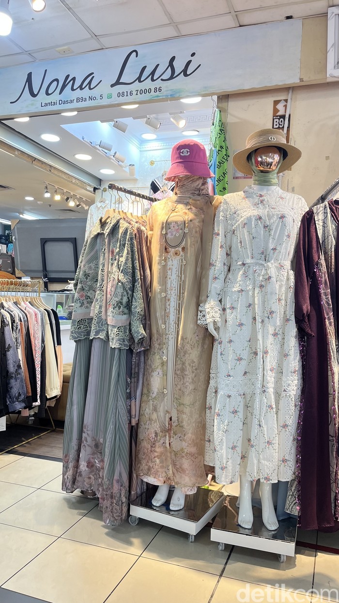 Toko anona Lusi Lantai Dasar B9A No.5 yang menjual aneka dress Lebaran dari Bangkok.
