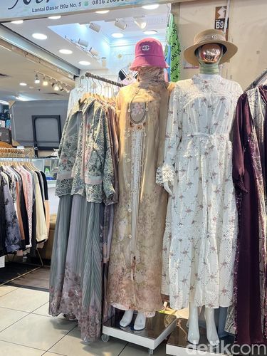 Toko anona Lusi Lantai Dasar B9A No.5 yang menjual aneka dress Lebaran dari Bangkok.