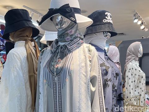 Toko anona Lusi Lantai Dasar B9A No.5 yang menjual aneka dress Lebaran dari Bangkok.