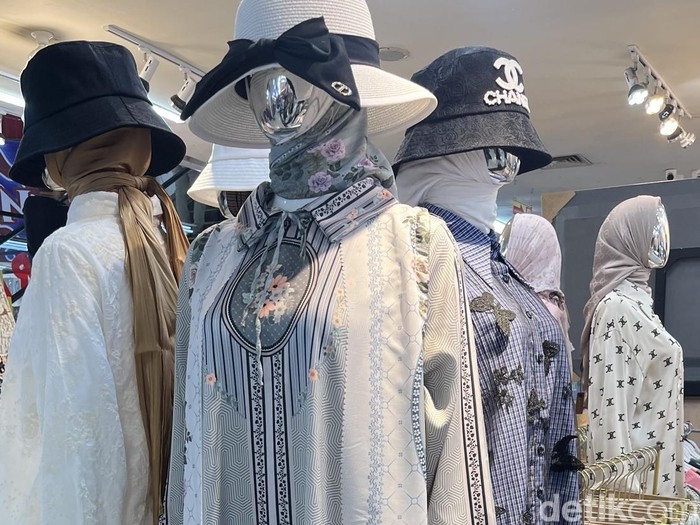 Toko anona Lusi Lantai Dasar Toko anona Lusi Lantai Dasar B9A No.5 yang menjual aneka dress Lebaran dari Bangkok.