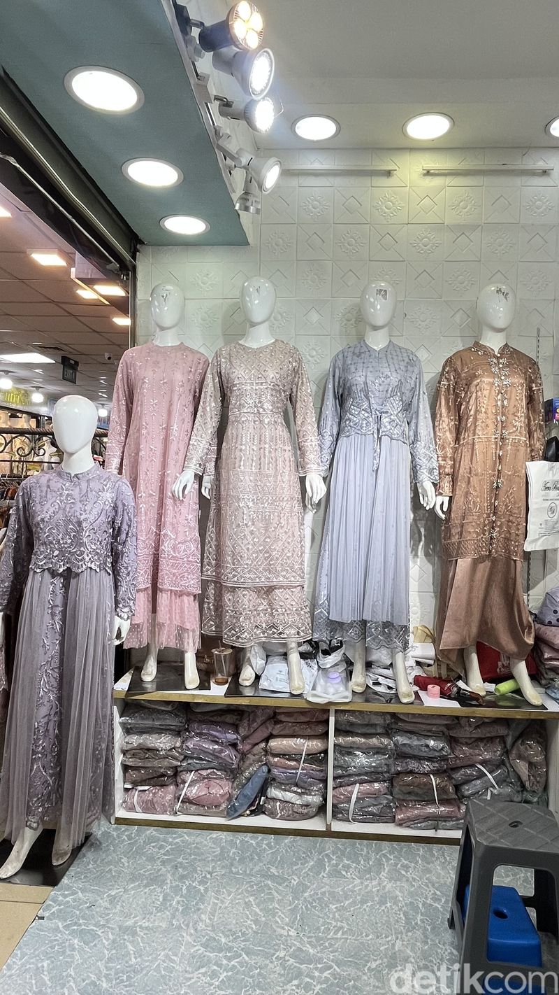 Toko Bintang Fashion LT Dasar Blok F53 No. 2 di Thamrin City menjual koleksi gamis brukat payet.