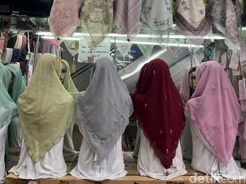Toko Denish Collection Blok B LT. SLG LOS C No.69, Tanah Abang menjual koleksi hijab bahan paris premium.