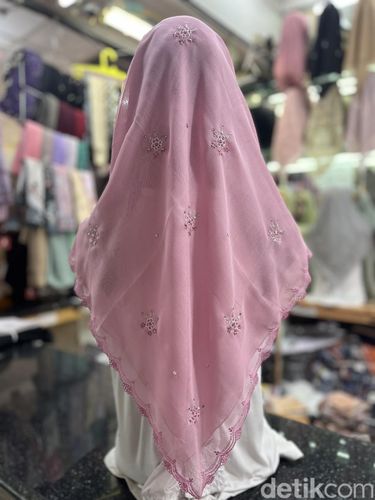 Toko Denish Collection Blok B LT. SLG LOS C No.69, Tanah Abang menjual koleksi hijab bahan paris premium.