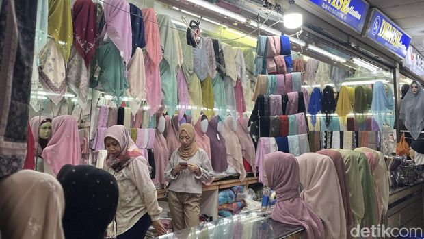 Toko Denish Collection Blok B Toko Denish Collection Blok B LT. SLG LOS C No.69, Tanah Abang menjual koleksi hijab bahan paris premium.