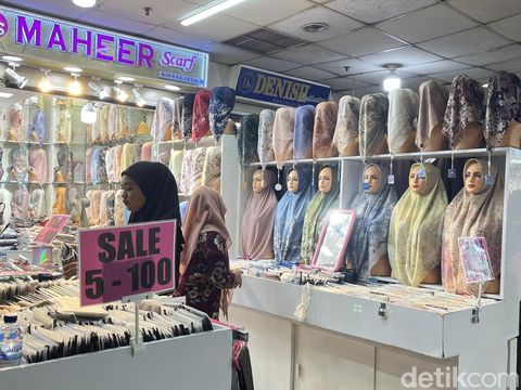 Toko Maheer Scarf di Blok B SLG LOS D N9. 93, Tanah Abang menjual aneka hijab polos dan motif.