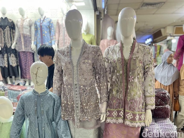 ED-NESS Kayla Blok B ED-NESS Kayla Blok B SLG LOS G No. 123-125 menjual koleksi one set atasan dan rok.