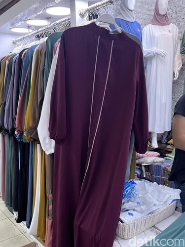 Toko My.Hijab Blok B LT. SLG LOS D No.99 menjual gamis burgundy.