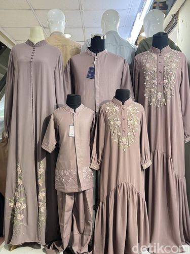 Toko Nesty Collection Blok B Lantai SLG Los F No. 68 menjual aneka koleksi sarimbit Hari Raya.