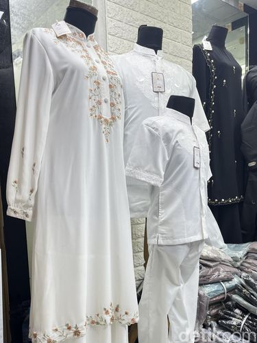 Toko Nesty Collection Blok B Lantai SLG Los F No. 68 menjual aneka koleksi sarimbit Hari Raya.