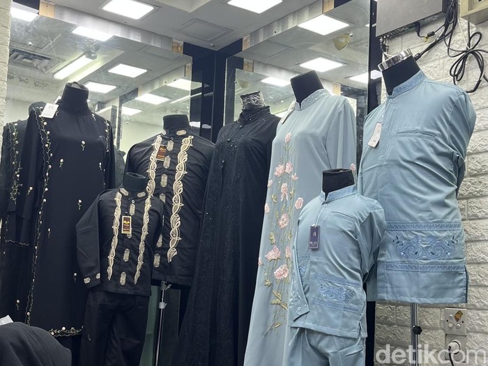 Toko Nesty Collection Blok B Lantai SLG Los F No. 68 menjual aneka koleksi sarimbit Hari Raya.