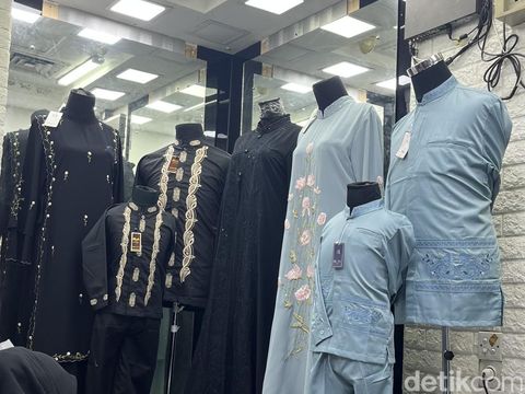 Toko Nesty Collection Blok B Lantai SLG Los F No. 68 menjual aneka koleksi sarimbit Hari Raya.