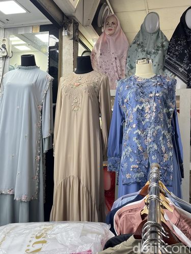 Toko Nesty Collection Blok B Lantai SLG Los F No. 68 menjual aneka koleksi sarimbit Hari Raya.