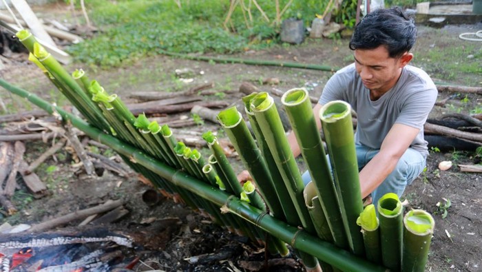 Tradisi Memasak Lemang Sambut Ramadan di Aceh Barat Seorang warga memasak lemang bambu pada tradisi menyambut bulan suci Ramadhan di Desa Suak Raya, Johan Pahlawan, Aceh Barat, Aceh, Senin (24/2/2025).Tradisi memasak dan membuat lemang bambu yang dilakukan sebagian masyarakat Aceh secara turun temurun tersebut dalam rangka menyambut bulan suci Ramadhan yang kemudian dibagikan kepada warga sekitar untuk mempererat hubungan silaturahmi. ANTARA FOTO/Syifa Yulinnas/foc.