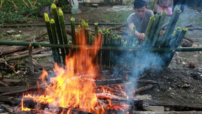 Tradisi Memasak Lemang Sambut Ramadan di Aceh Barat Seorang warga memasak lemang bambu pada tradisi menyambut bulan suci Ramadhan di Desa Suak Raya, Johan Pahlawan, Aceh Barat, Aceh, Senin (24/2/2025).Tradisi memasak dan membuat lemang bambu yang dilakukan sebagian masyarakat Aceh secara turun temurun tersebut dalam rangka menyambut bulan suci Ramadhan yang kemudian dibagikan kepada warga sekitar untuk mempererat hubungan silaturahmi. ANTARA FOTO/Syifa Yulinnas/foc.