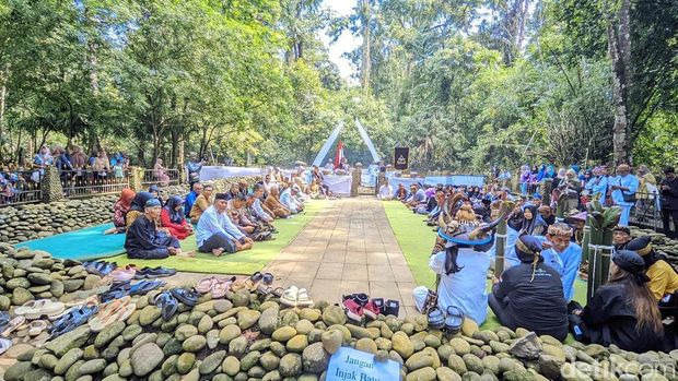 Tradisi Ngikis di Ciamis, peserta mengganti pagar bambu Situs Pangcalikan di Obyek Budaya Situs Karangkamulyan Ciamis.