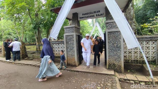 Tradisi Ngikis di Ciamis, peserta mengganti pagar bambu Situs Pangcalikan di Obyek Budaya Situs Karangkamulyan Ciamis.