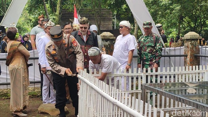 Tradisi Ngikis di Ciamis, peserta mengganti pagar bambu Situs Pangcalikan di Obyek Budaya Situs Karangkamulyan Ciamis.